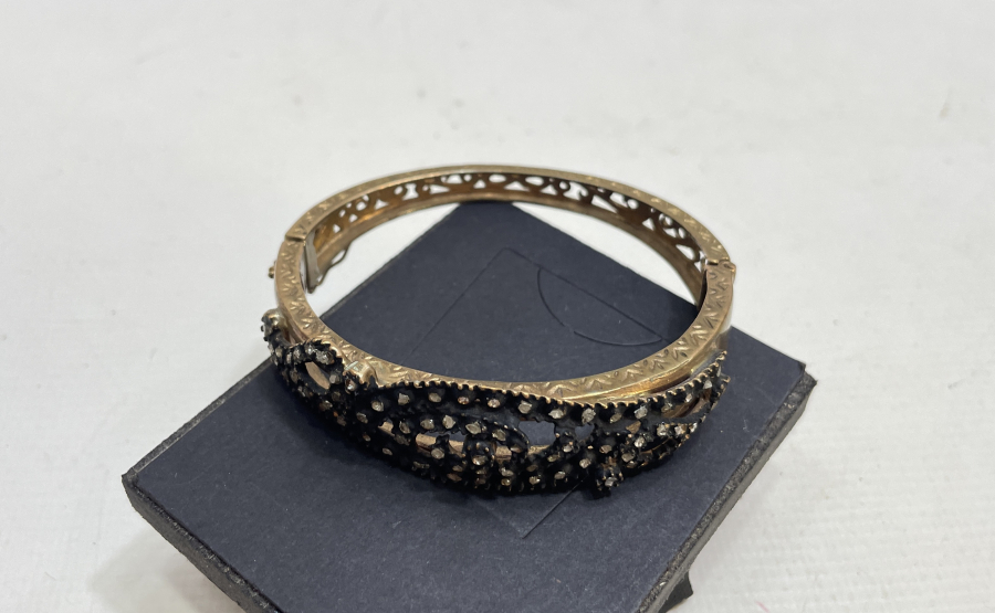 ÜZERİ ELMAS TAŞLI BİLEZİK