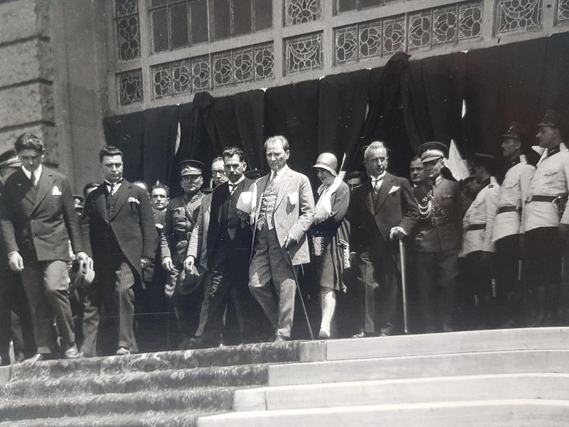 ATATÜRK, LATİFE HANIM VE DEVLET ERKANI MECLİS ÖNÜNDE ORJİNAL BÜYK BOY FOTOĞRAF