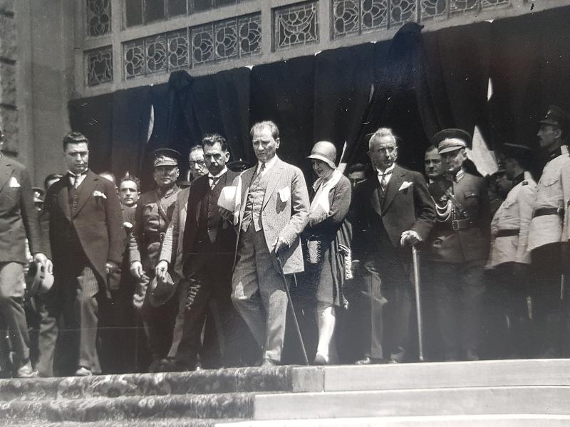 ATATÜRK, LATİFE HANIM VE DEVLET ERKANI MECLİS ÖNÜNDE ORJİNAL BÜYK BOY FOTOĞRAF