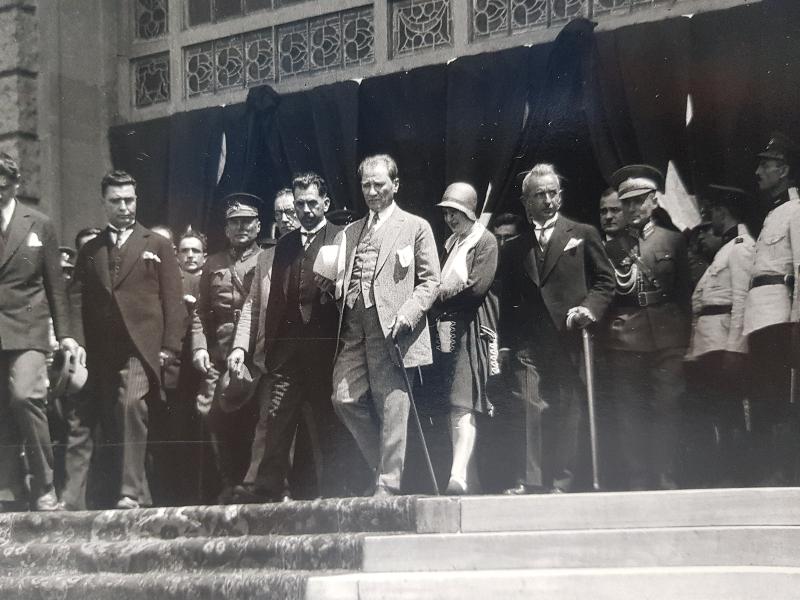 ATATÜRK, LATİFE HANIM VE DEVLET ERKANI MECLİS ÖNÜNDE ORJİNAL BÜYK BOY FOTOĞRAF