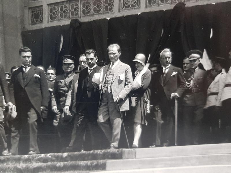 ATATÜRK, LATİFE HANIM VE DEVLET ERKANI MECLİS ÖNÜNDE ORJİNAL BÜYK BOY FOTOĞRAF