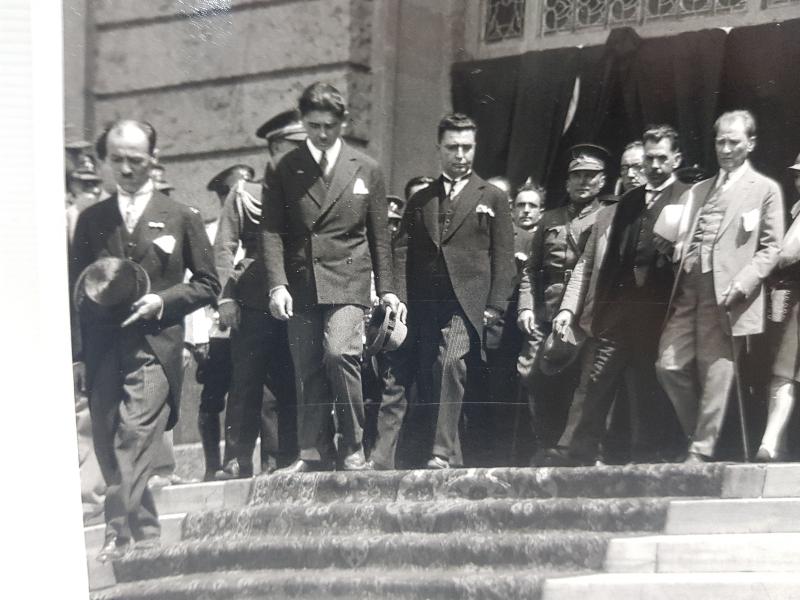ATATÜRK, LATİFE HANIM VE DEVLET ERKANI MECLİS ÖNÜNDE ORJİNAL BÜYK BOY FOTOĞRAF