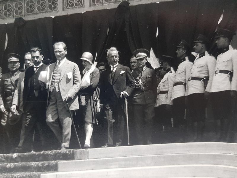 ATATÜRK, LATİFE HANIM VE DEVLET ERKANI MECLİS ÖNÜNDE ORJİNAL BÜYK BOY FOTOĞRAF