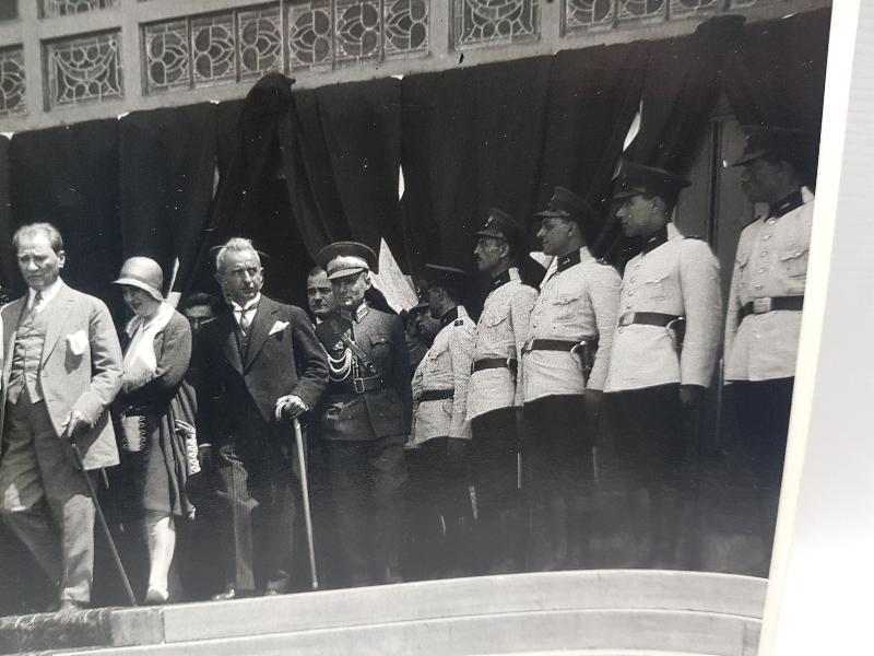 ATATÜRK, LATİFE HANIM VE DEVLET ERKANI MECLİS ÖNÜNDE ORJİNAL BÜYK BOY FOTOĞRAF