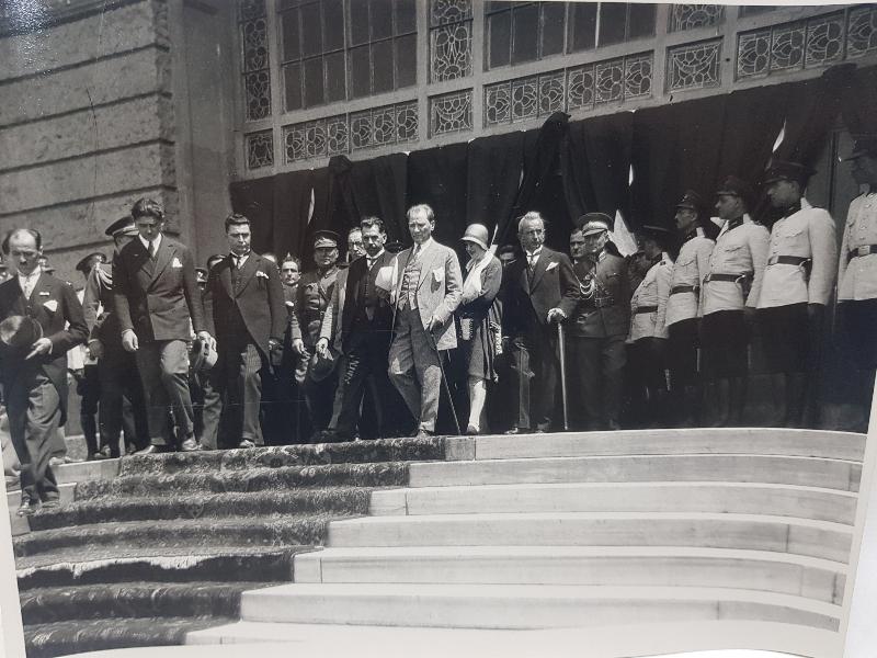 ATATÜRK, LATİFE HANIM VE DEVLET ERKANI MECLİS ÖNÜNDE ORJİNAL BÜYK BOY FOTOĞRAF