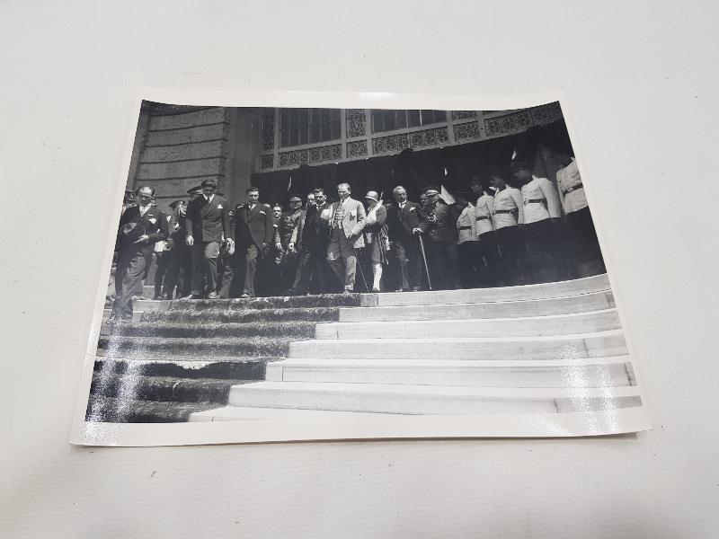 ATATÜRK, LATİFE HANIM VE DEVLET ERKANI MECLİS ÖNÜNDE ORJİNAL BÜYK BOY FOTOĞRAF