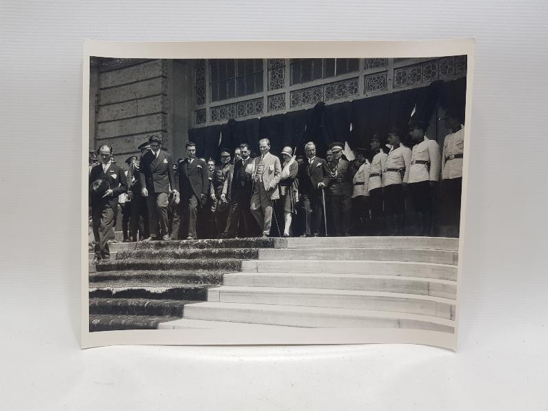 ATATÜRK, LATİFE HANIM VE DEVLET ERKANI MECLİS ÖNÜNDE ORJİNAL BÜYK BOY FOTOĞRAF