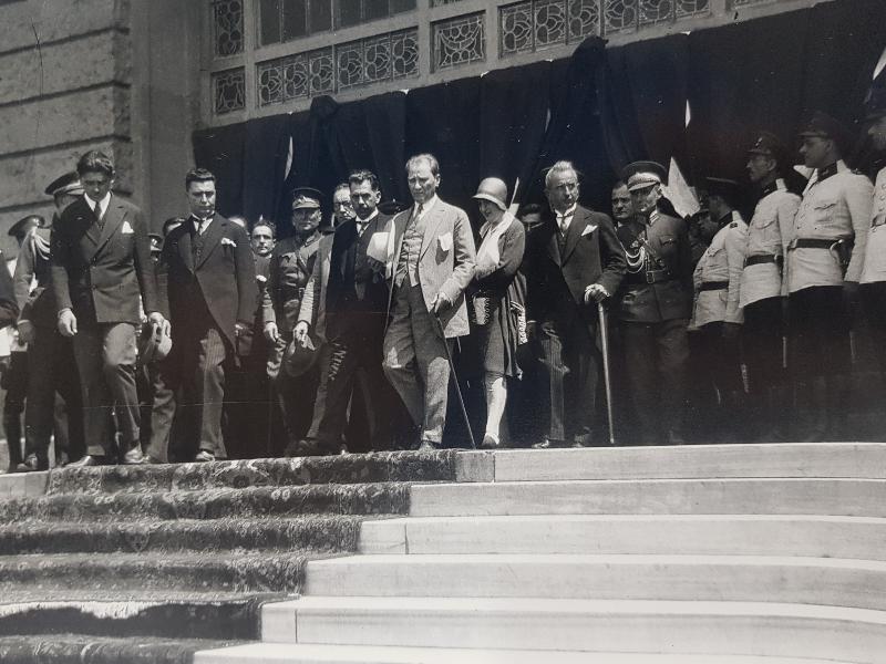 ATATÜRK, LATİFE HANIM VE DEVLET ERKANI MECLİS ÖNÜNDE ORJİNAL BÜYK BOY FOTOĞRAF