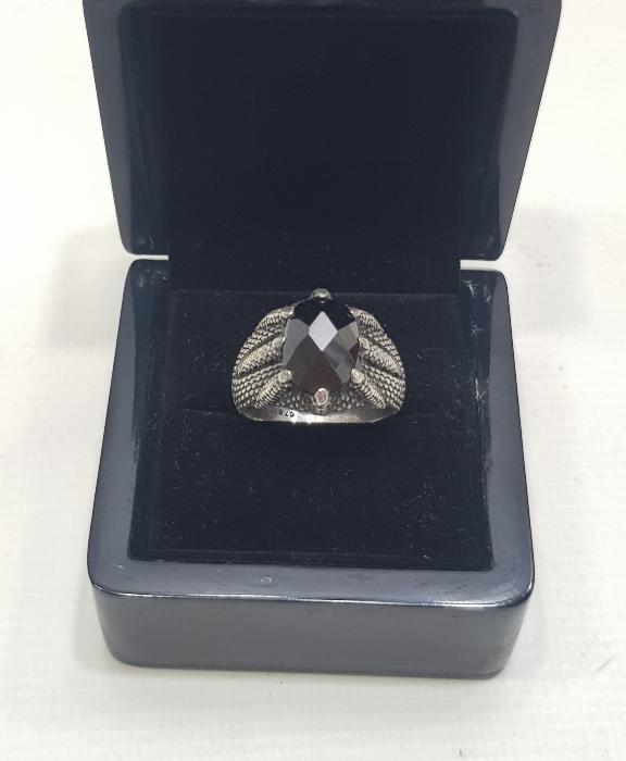 KARTAL PENÇESİ TEMALI SİYAH AKİK TAŞLI GÜMÜŞ YÜZÜK