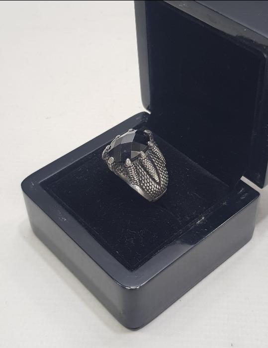 KARTAL PENÇESİ TEMALI SİYAH AKİK TAŞLI GÜMÜŞ YÜZÜK