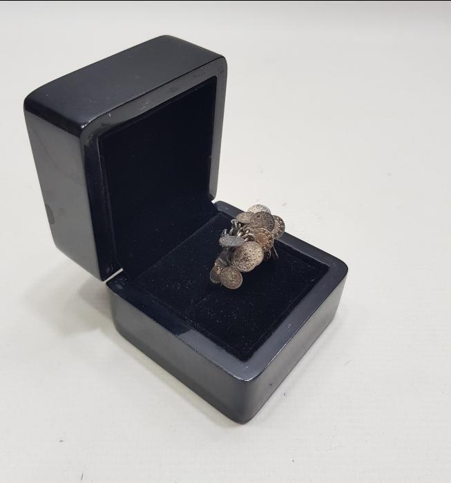 ÜZERİ MİNYATÜR OSMANLI GÜMÜŞ PARALARIYLA SÜSLÜ NADİR FORMDA GÜMÜŞ YÜZÜK