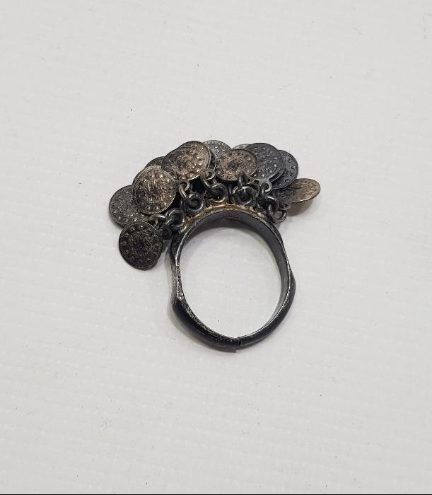 ÜZERİ MİNYATÜR OSMANLI GÜMÜŞ PARALARIYLA SÜSLÜ NADİR FORMDA GÜMÜŞ YÜZÜK