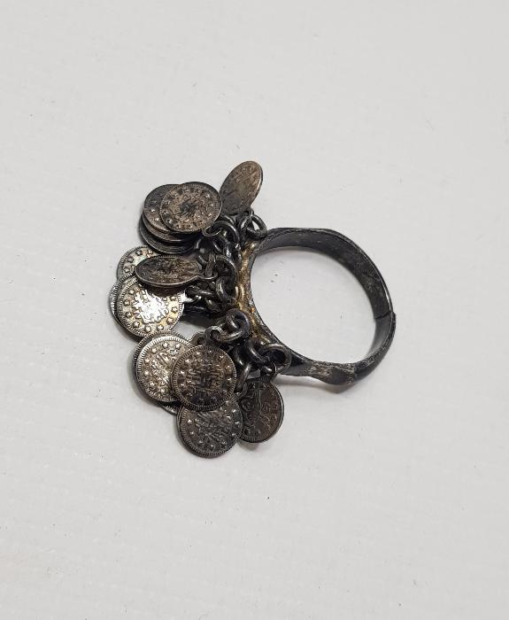 ÜZERİ MİNYATÜR OSMANLI GÜMÜŞ PARALARIYLA SÜSLÜ NADİR FORMDA GÜMÜŞ YÜZÜK