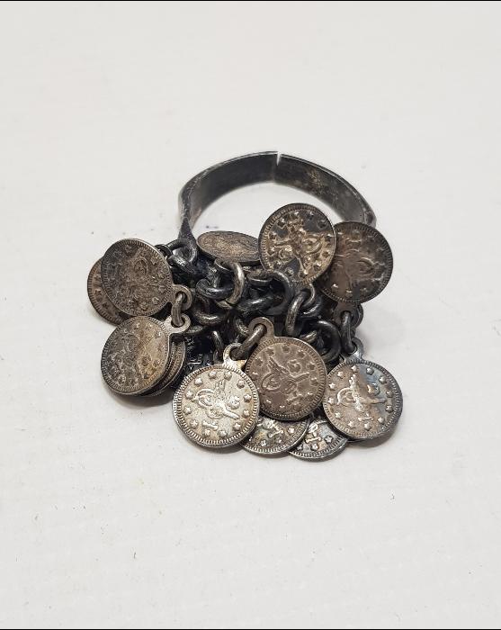 ÜZERİ MİNYATÜR OSMANLI GÜMÜŞ PARALARIYLA SÜSLÜ NADİR FORMDA GÜMÜŞ YÜZÜK