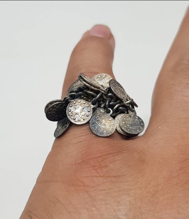 ÜZERİ MİNYATÜR OSMANLI GÜMÜŞ PARALARIYLA SÜSLÜ NADİR FORMDA GÜMÜŞ YÜZÜK