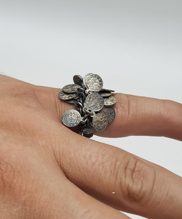 ÜZERİ MİNYATÜR OSMANLI GÜMÜŞ PARALARIYLA SÜSLÜ NADİR FORMDA GÜMÜŞ YÜZÜK