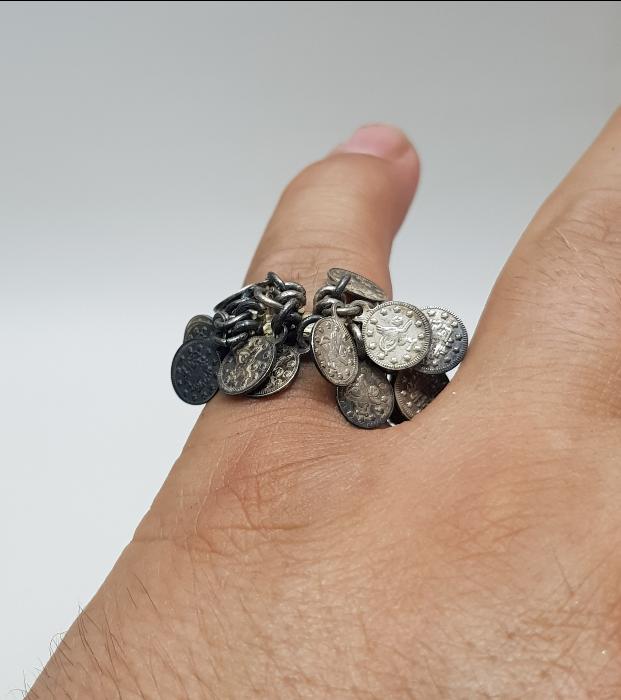 ÜZERİ MİNYATÜR OSMANLI GÜMÜŞ PARALARIYLA SÜSLÜ NADİR FORMDA GÜMÜŞ YÜZÜK