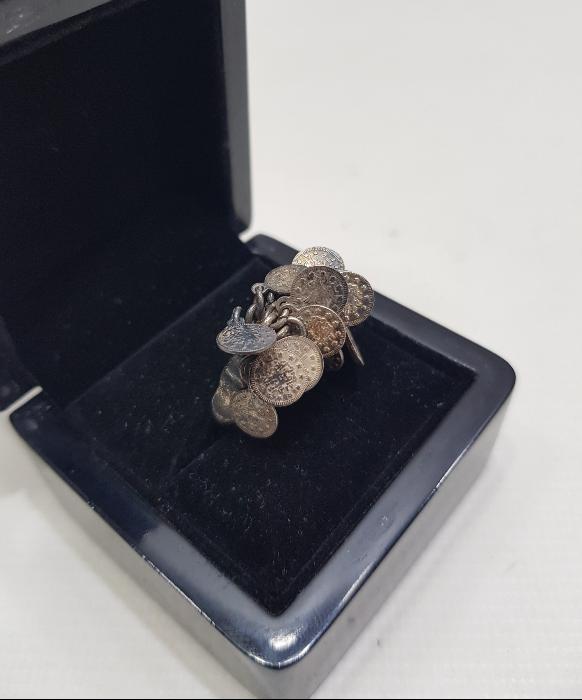 ÜZERİ MİNYATÜR OSMANLI GÜMÜŞ PARALARIYLA SÜSLÜ NADİR FORMDA GÜMÜŞ YÜZÜK