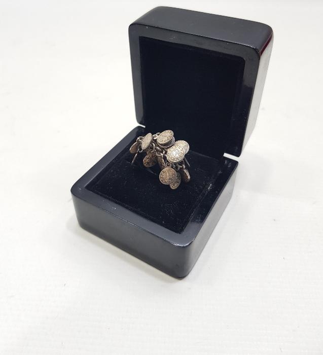 ÜZERİ MİNYATÜR OSMANLI GÜMÜŞ PARALARIYLA SÜSLÜ NADİR FORMDA GÜMÜŞ YÜZÜK