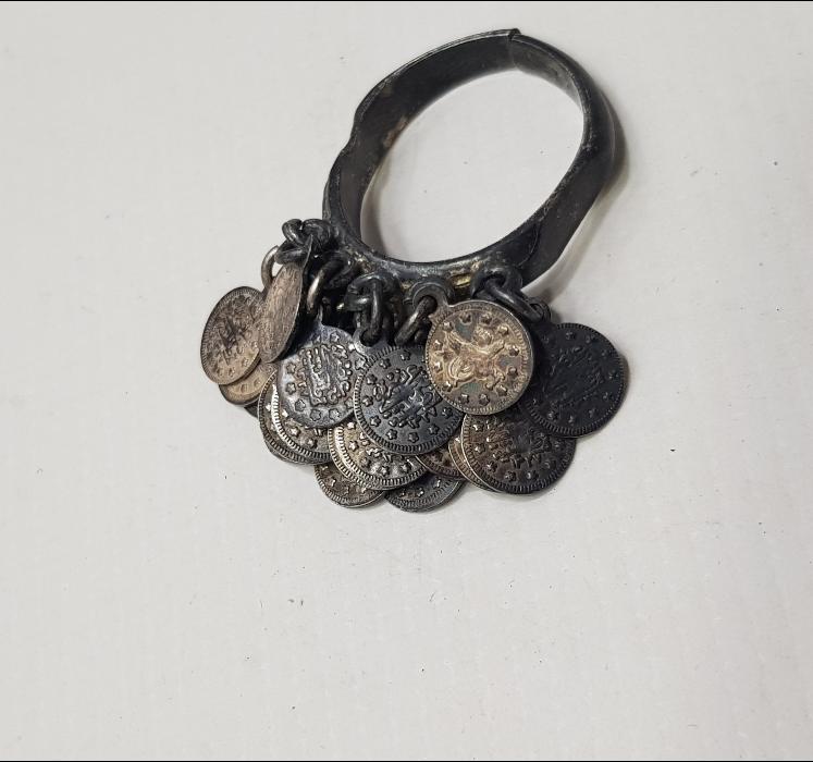 ÜZERİ MİNYATÜR OSMANLI GÜMÜŞ PARALARIYLA SÜSLÜ NADİR FORMDA GÜMÜŞ YÜZÜK