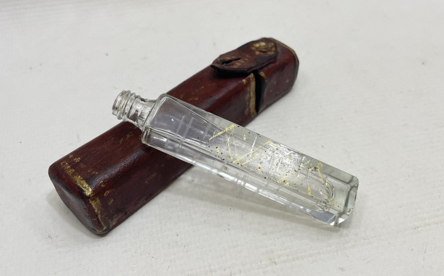 ALTIN VARAKLI DERİ KUTUSUNDA ÇOK NADİR OSMANLI DÖNEMİ BEYKOZ KOKU ŞİŞESİ