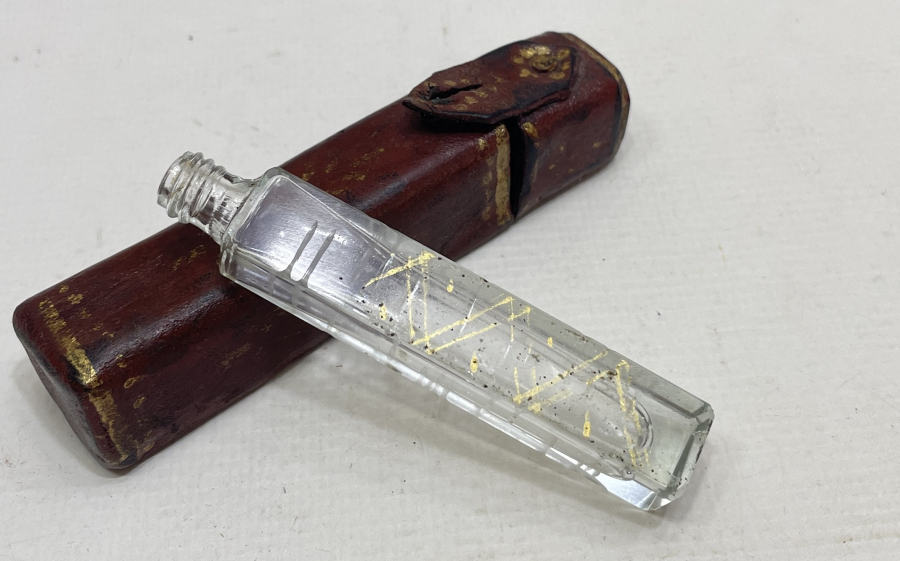 ALTIN VARAKLI DERİ KUTUSUNDA ÇOK NADİR OSMANLI DÖNEMİ BEYKOZ KOKU ŞİŞESİ