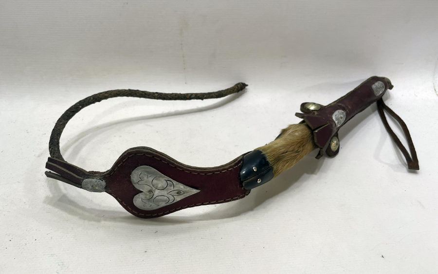 CEYLAN AYAĞINDAN YAPILMIŞ ANTİKA AT KIRBACI