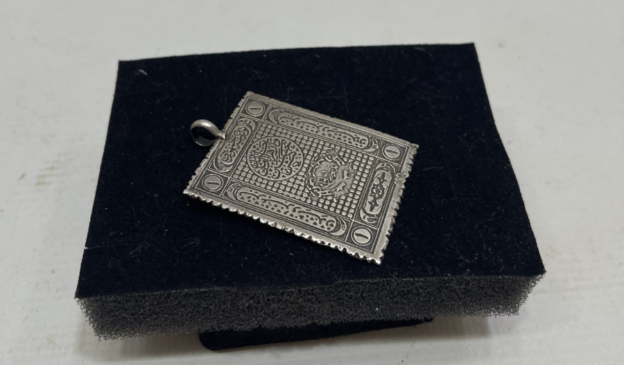 CUMHURİYETİMİZİN İLK PULU BASIMI ANISINA YAPILMIŞ ÇOK NADİR PUL FORMUNDA GÜMÜŞ KOLYE UCU