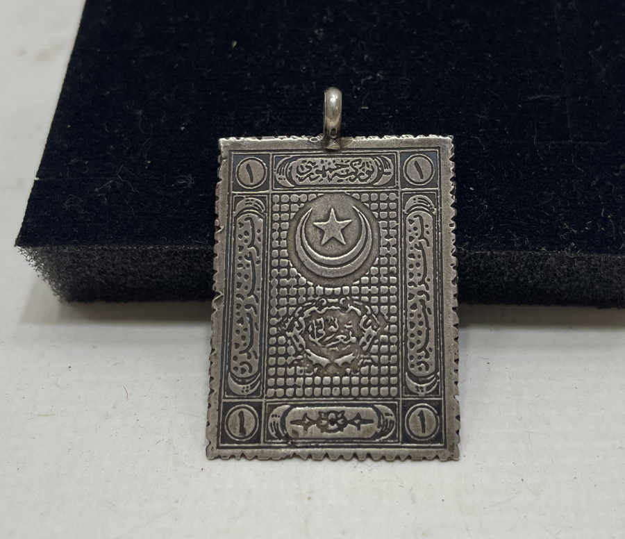 CUMHURİYETİMİZİN İLK PULU BASIMI ANISINA YAPILMIŞ ÇOK NADİR PUL FORMUNDA GÜMÜŞ KOLYE UCU