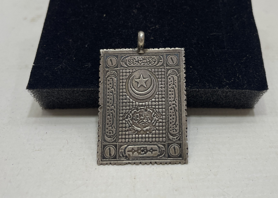 CUMHURİYETİMİZİN İLK PULU BASIMI ANISINA YAPILMIŞ ÇOK NADİR PUL FORMUNDA GÜMÜŞ KOLYE UCU