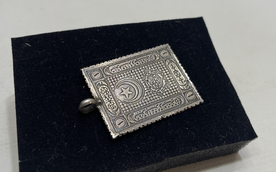 CUMHURİYETİMİZİN İLK PULU BASIMI ANISINA YAPILMIŞ ÇOK NADİR PUL FORMUNDA GÜMÜŞ KOLYE UCU