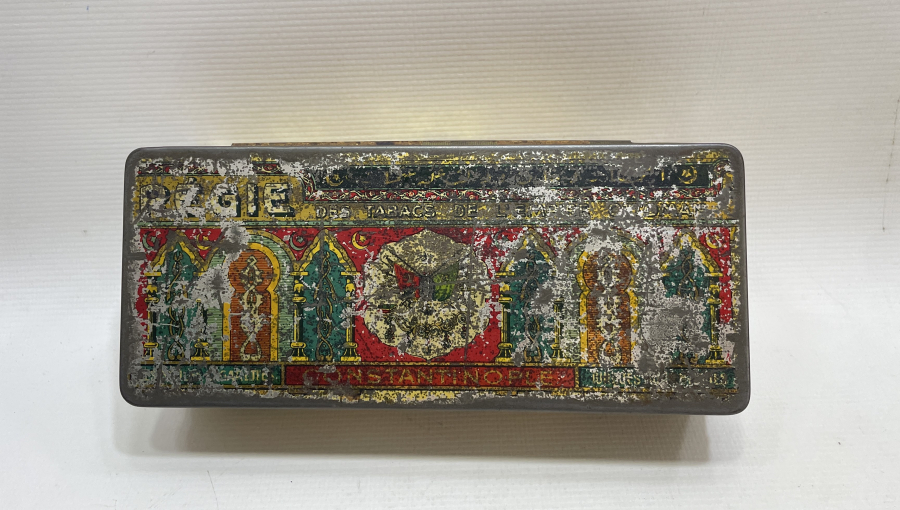 ÜZERİNDE OSMANLI DEVLET ARMASI VE OSMANLICA YAZILAR BULUNAN TÜTÜN KUTUSU