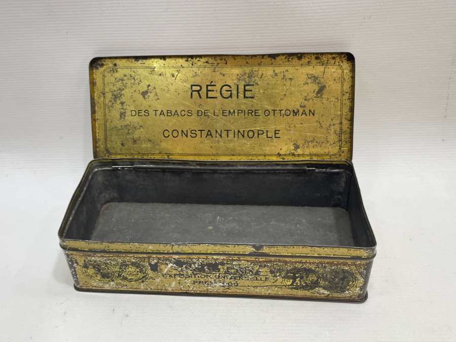 ÜZERİNDE OSMANLI DEVLET ARMASI VE OSMANLICA YAZILAR BULUNAN TÜTÜN KUTUSU