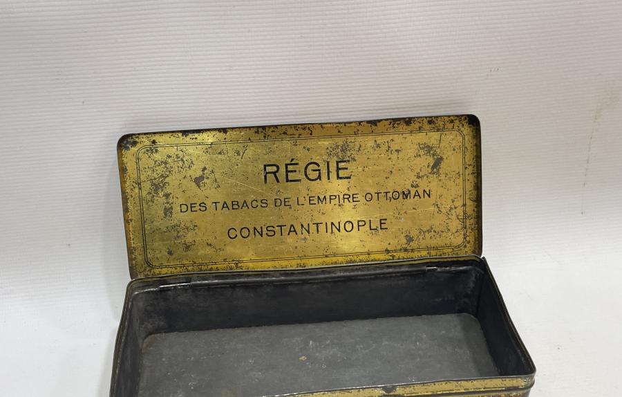 ÜZERİNDE OSMANLI DEVLET ARMASI VE OSMANLICA YAZILAR BULUNAN TÜTÜN KUTUSU