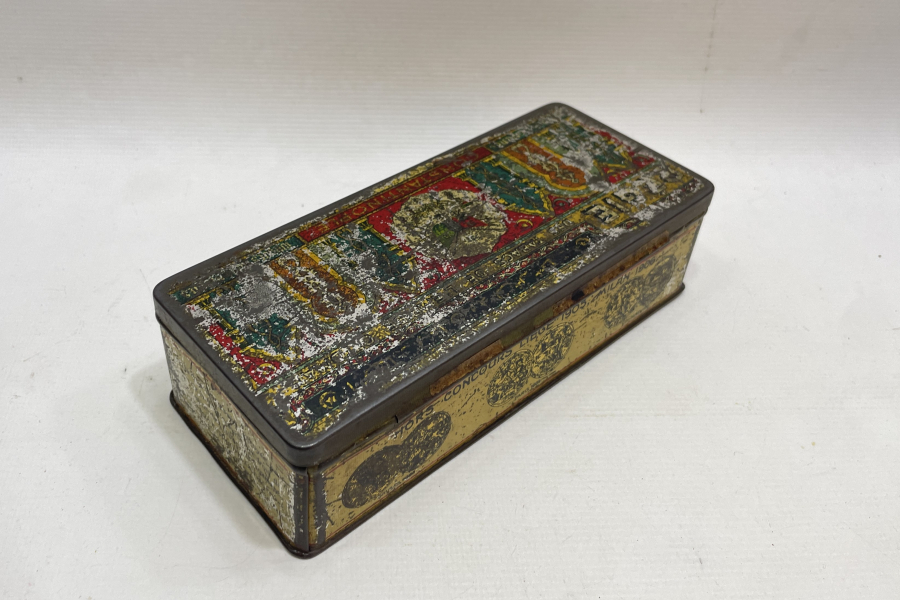 ÜZERİNDE OSMANLI DEVLET ARMASI VE OSMANLICA YAZILAR BULUNAN TÜTÜN KUTUSU