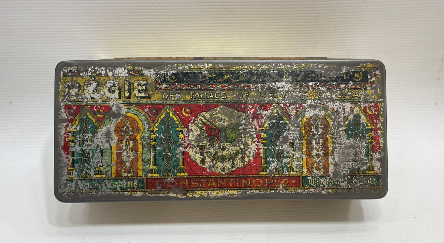 ÜZERİNDE OSMANLI DEVLET ARMASI VE OSMANLICA YAZILAR BULUNAN TÜTÜN KUTUSU