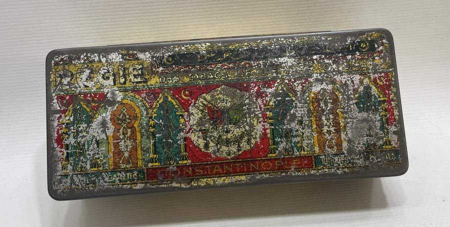 ÜZERİNDE OSMANLI DEVLET ARMASI VE OSMANLICA YAZILAR BULUNAN TÜTÜN KUTUSU