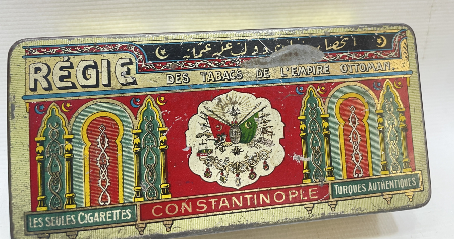 ÜZERİNDE OSMANLI DEVLET ARMASI VE OSMANLICA YAZILAR BULUNAN TÜTÜN KUTUSU