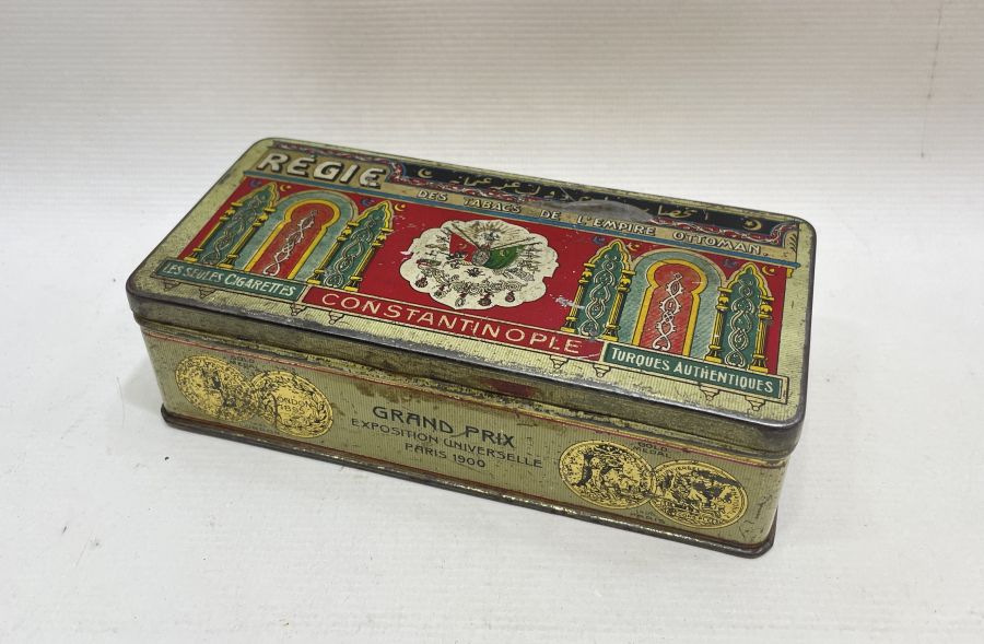ÜZERİNDE OSMANLI DEVLET ARMASI VE OSMANLICA YAZILAR BULUNAN TÜTÜN KUTUSU