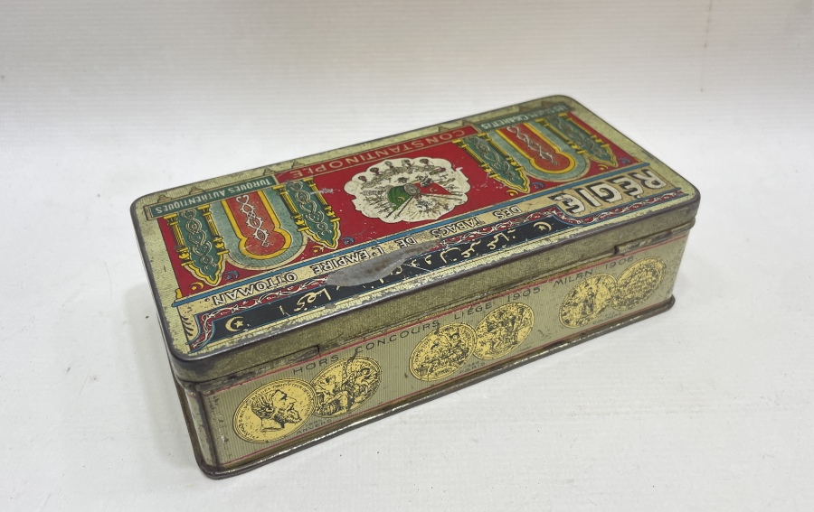 ÜZERİNDE OSMANLI DEVLET ARMASI VE OSMANLICA YAZILAR BULUNAN TÜTÜN KUTUSU