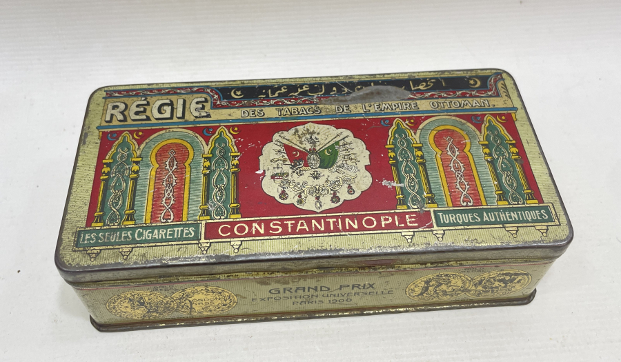 ÜZERİNDE OSMANLI DEVLET ARMASI VE OSMANLICA YAZILAR BULUNAN TÜTÜN KUTUSU