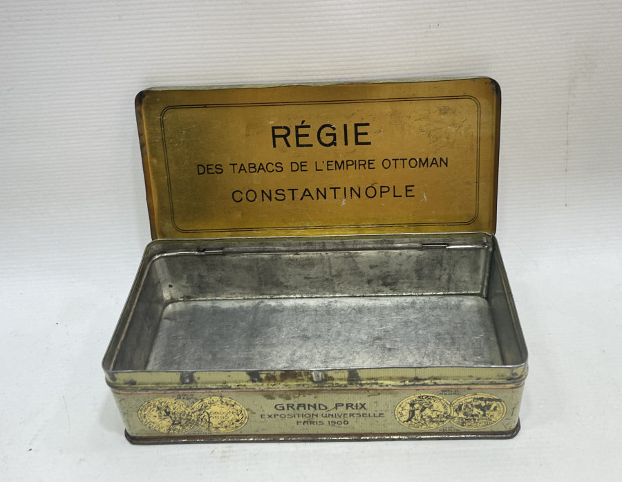 ÜZERİNDE OSMANLI DEVLET ARMASI VE OSMANLICA YAZILAR BULUNAN TÜTÜN KUTUSU