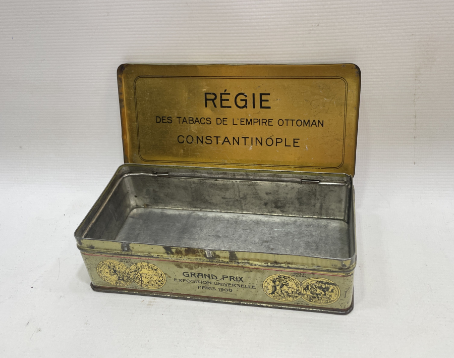 ÜZERİNDE OSMANLI DEVLET ARMASI VE OSMANLICA YAZILAR BULUNAN TÜTÜN KUTUSU