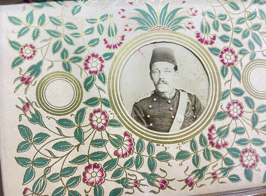 ALTIN VARAKLI VE SANATÇI İMZALI ABDÜLHAMİD HAN DÖNEMİ PAŞA FOTOĞRAFI