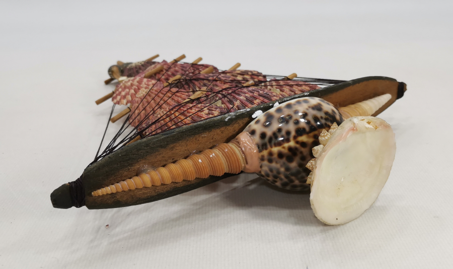 DENİZ KABUKLARINDAN YAPILMIŞ DEKORATİF GEMİ