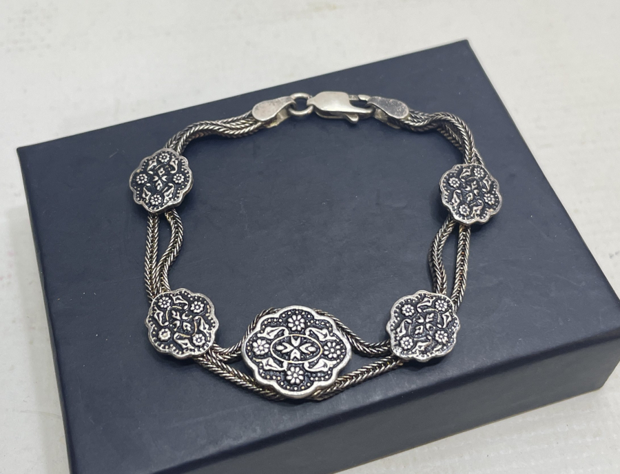 KABARTMA İŞÇİLİKLİ GÜMÜŞ BİLEKLİK