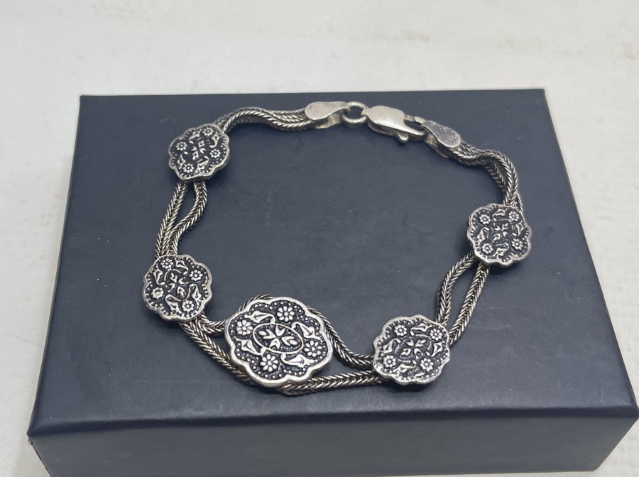 KABARTMA İŞÇİLİKLİ GÜMÜŞ BİLEKLİK