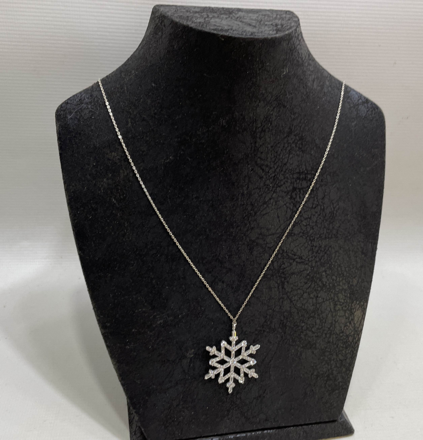 KAR TANESİ FORMUNDA GÜMÜŞ KOLYE UCU