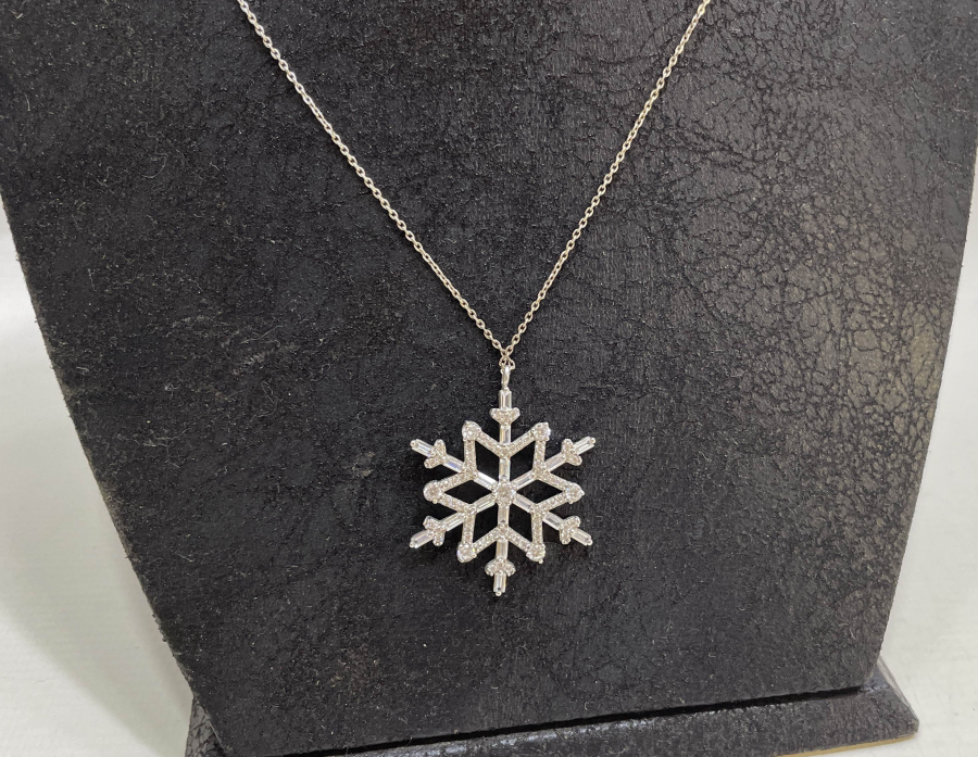 KAR TANESİ FORMUNDA GÜMÜŞ KOLYE UCU