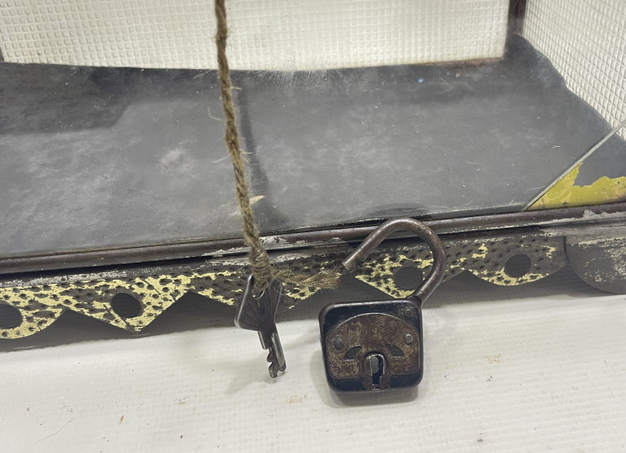 ORJİNAL ANAHTAR VE KİLİDİ İLE NADİR ÇEYİZLİK YAZMA SANDIĞI